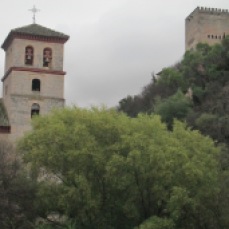 Torre de San Pedro y San Pablo con la Torre de Comares. Granada. Foto: Francisco López