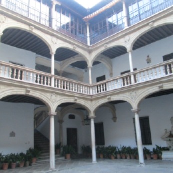Patio del Colegio Mayor de San Bartolomé y Santiago. Granada. Foto: Francisco López
